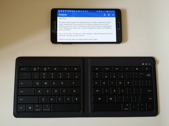 Сама клавиатура также содержит две кнопки Bluetooth, каждую из которых можно удерживать для сопряжения с конкретным устройством, что позволяет настроить одну и ту же клавиатуру для подключения, например, к планшету и телефону